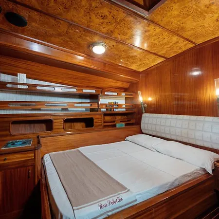 Botel S/y Rosie Probert Too Marina di Campo