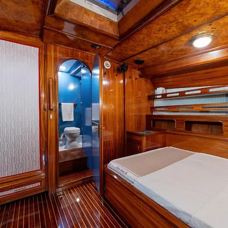 S/y Rosie Probert Too Botel *