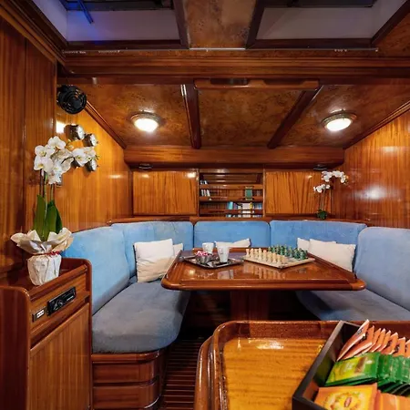 Botel S/y Rosie Probert Too *