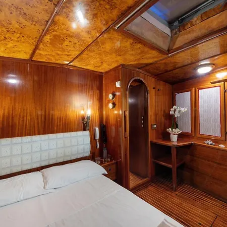 Botel S/y Rosie Probert Too *